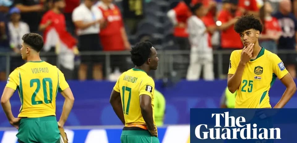 Jugadores australianos en el campo después del partido
