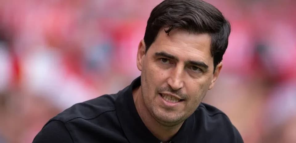 Entrenador hablando durante un partido de fútbol