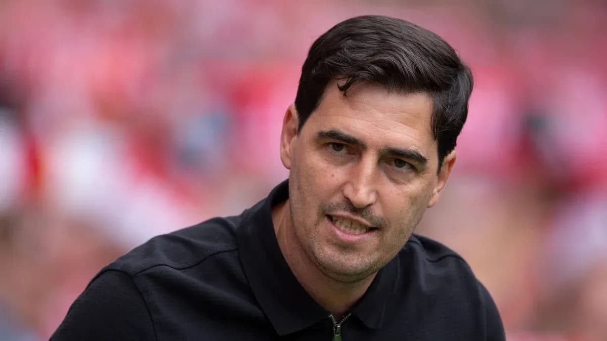 Entrenador hablando durante un partido de fútbol
