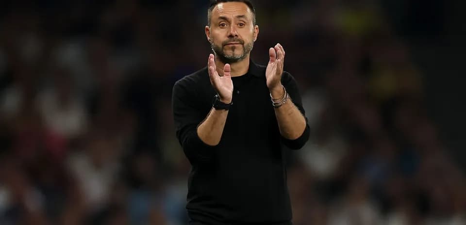 Entrenador aplaudiendo durante un partido