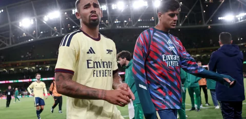 Jugadores de Arsenal saliendo del campo tras partido