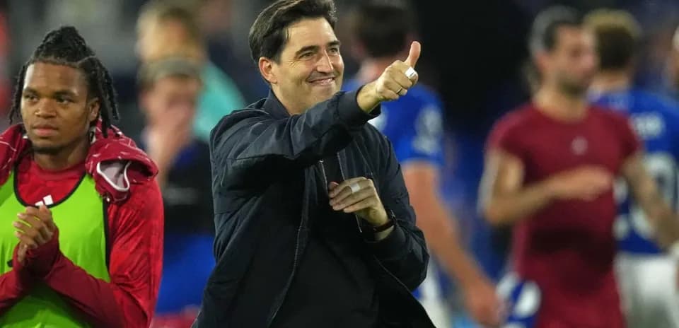 Entrenador saludando tras el partido con jugadores
