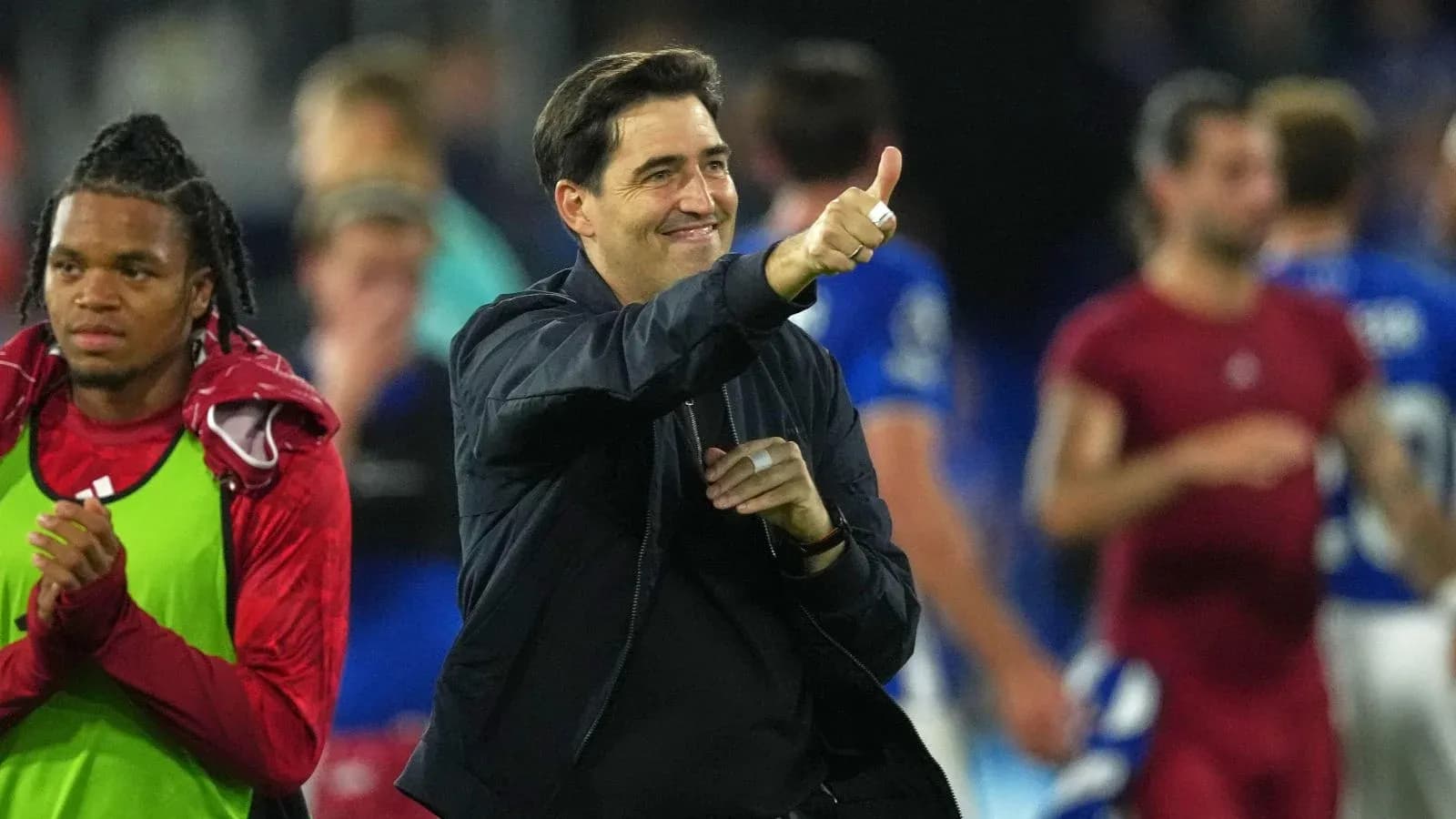 Entrenador saludando tras el partido con jugadores
