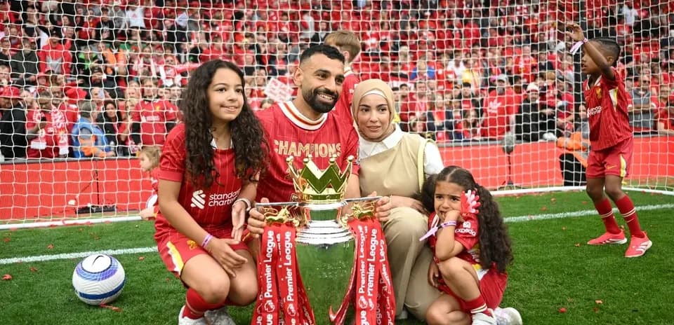 Jugador con familia celebrando un trofeo en el campo