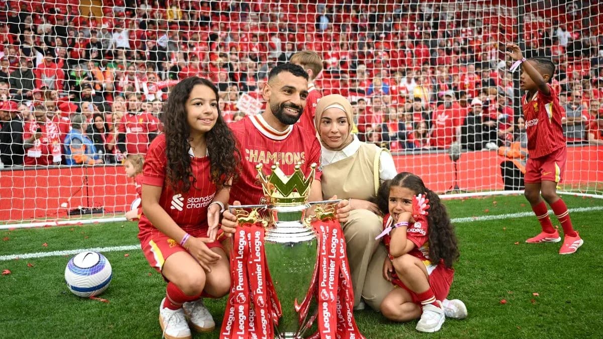 Jugador con familia celebrando un trofeo en el campo