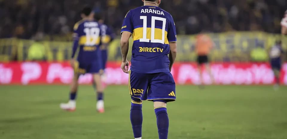 Jugador con camiseta 10 de Boca Juniors en el campo