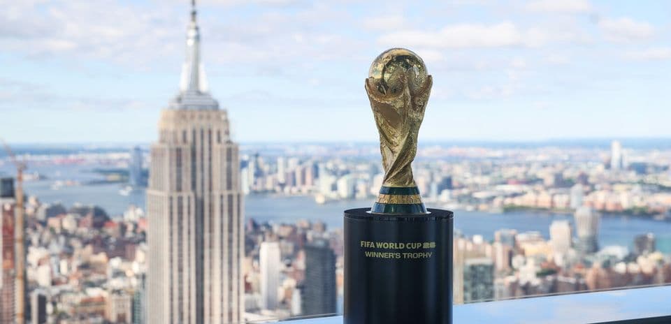 Trofeo de la Copa Mundial en el horizonte de Nueva York