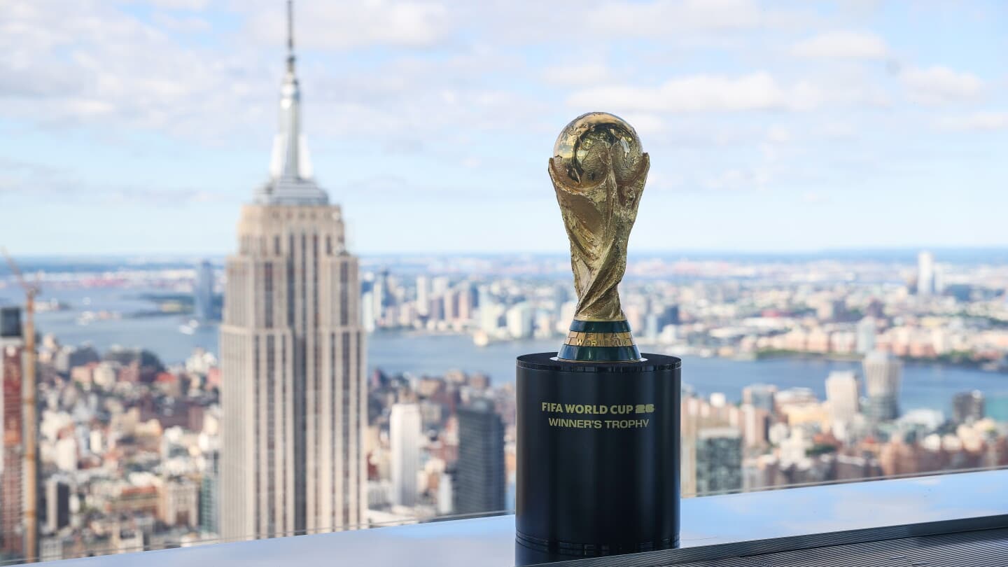 Trofeo de la Copa Mundial en el horizonte de Nueva York