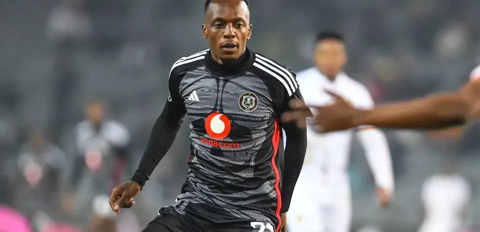 Jugador de Orlando Pirates en acción durante el partido