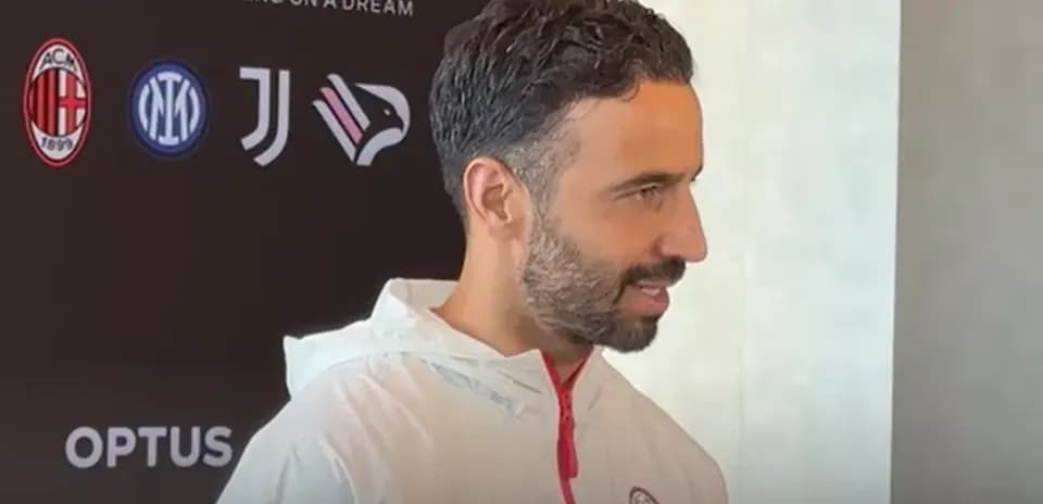 Entrevista a jugador con camiseta del AC Milan