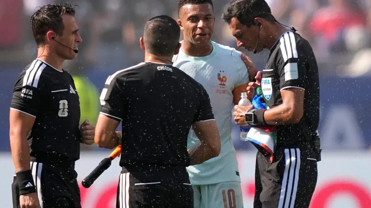 Kylian Mbappé conversando con árbitros durante partido