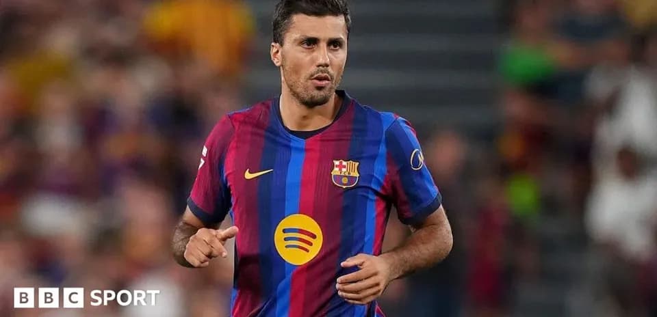 Jugador de Barcelona corriendo en el campo