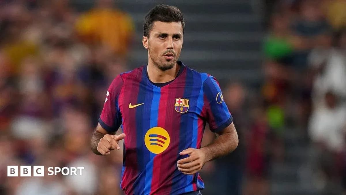 Jugador de Barcelona corriendo en el campo