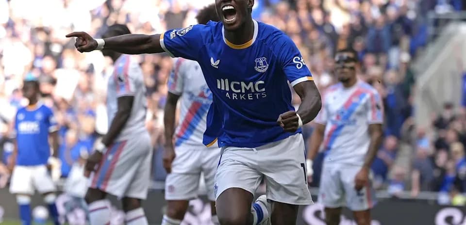 Jugador de Everton celebrando un gol en el partido