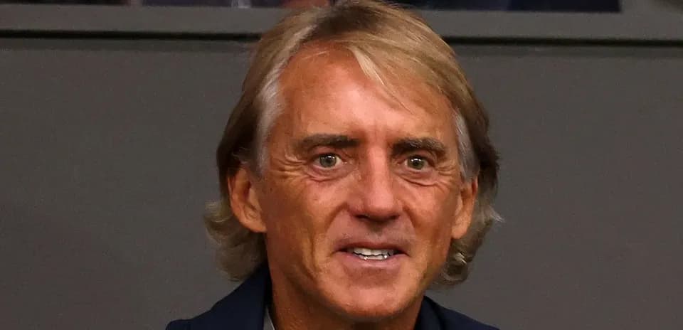 Entrenador sonriendo en un evento deportivo