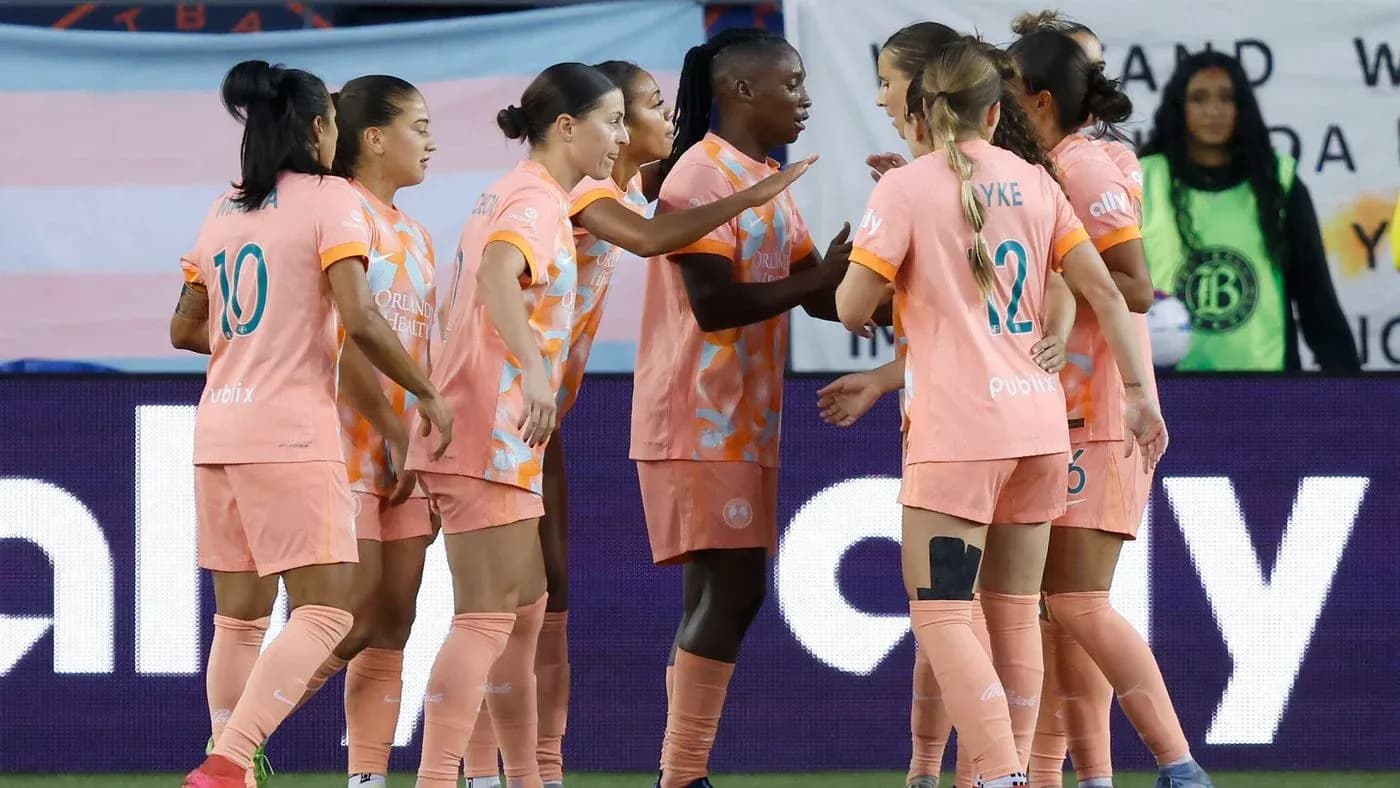 Jugadoras de Orlando Pride celebrando un gol
