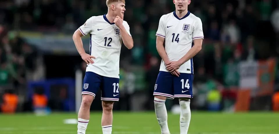 Jugadores de Inglaterra en el campo tras el partido