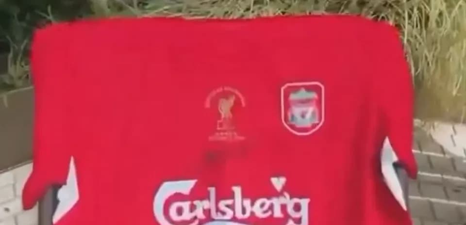 Camiseta roja de Liverpool con logotipos de patrocinador
