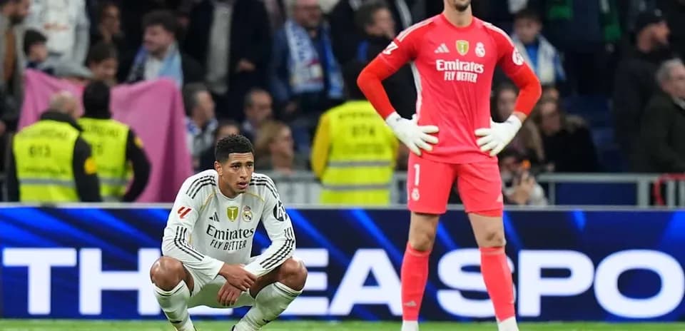 Jugadores de Real Madrid en el campo tras partido