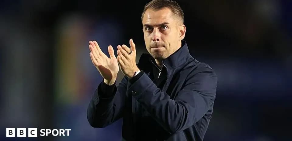 Entrenador aplaudiendo durante un partido