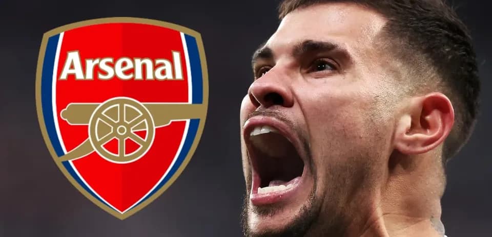 Jugador de Arsenal gritando con el escudo de fondo