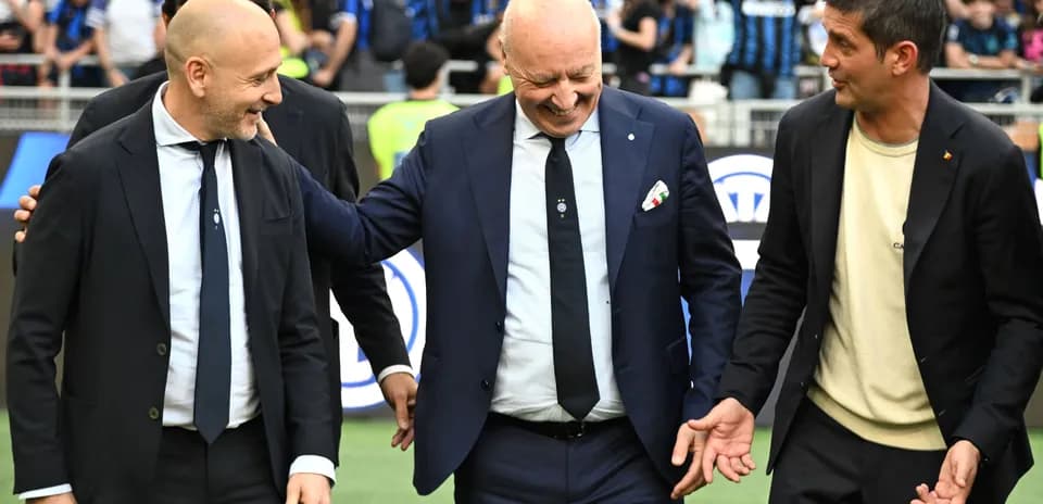 Entrenadores conversando en el campo de fútbol