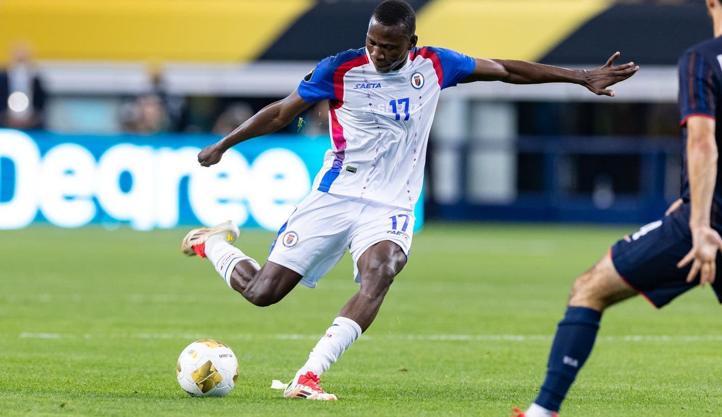 Jugador de Haití chutando el balón en partido
