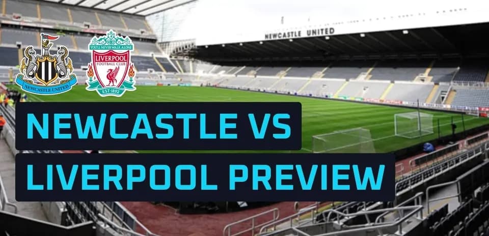 Estadio vacío con logos de Newcastle y Liverpool