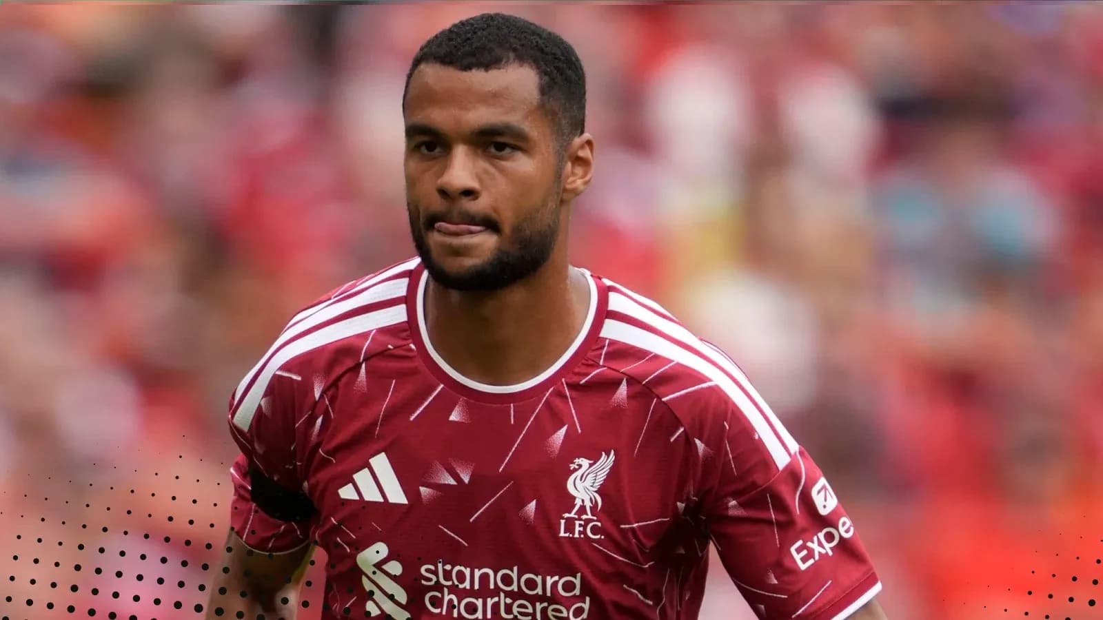 Jugador de Liverpool caminando en el campo