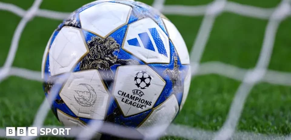 Balón de fútbol de la UEFA Champions League en red
