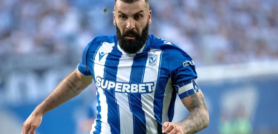 Jugador de Lech Poznan en acción durante el partido
