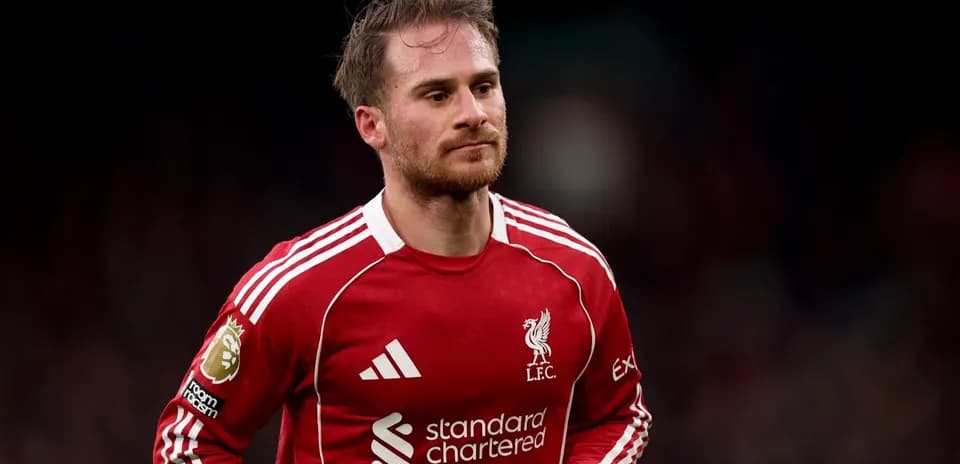 Jugador de Liverpool en el campo durante partido