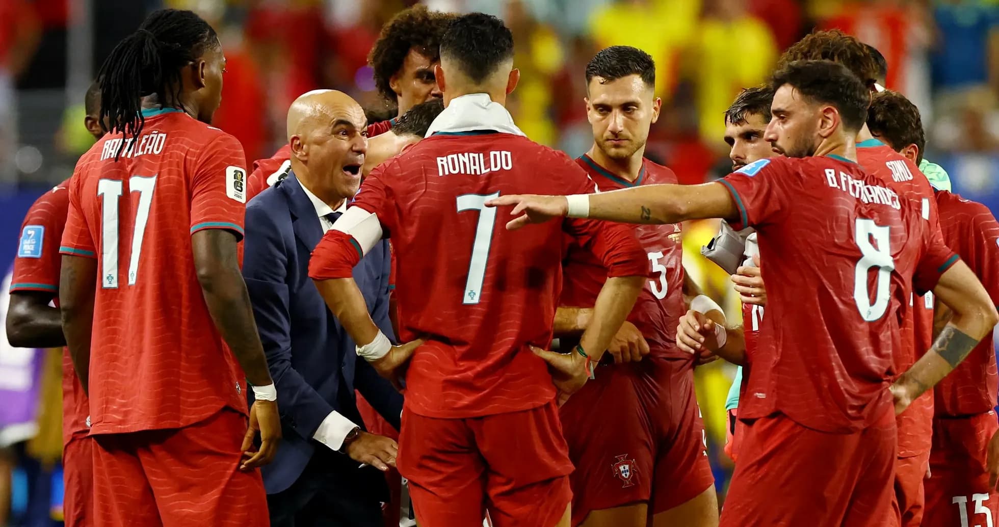 Jugadores de Portugal en reunión táctica