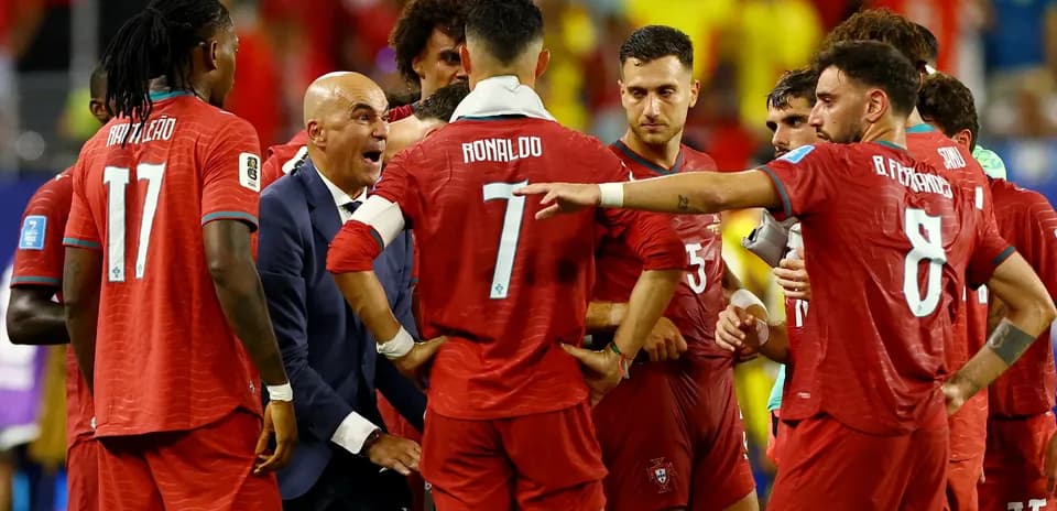 Jugadores de Portugal en reunión táctica