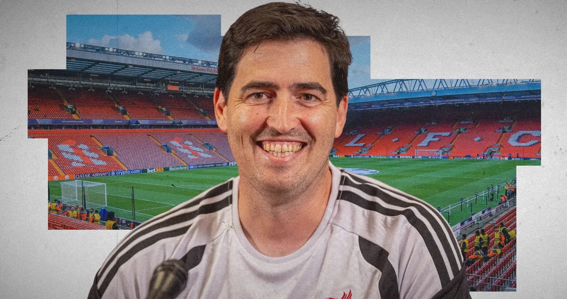 Entrenador sonriente en el estadio de Anfield