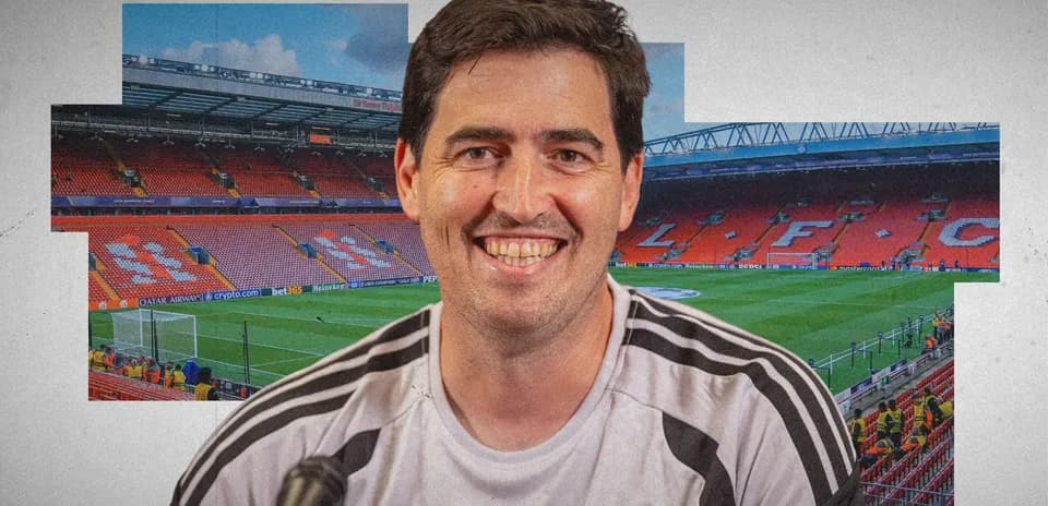 Entrenador sonriente en el estadio de Anfield