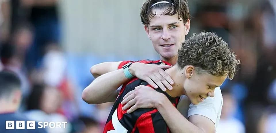 Jugadores abrazándose tras un partido de fútbol