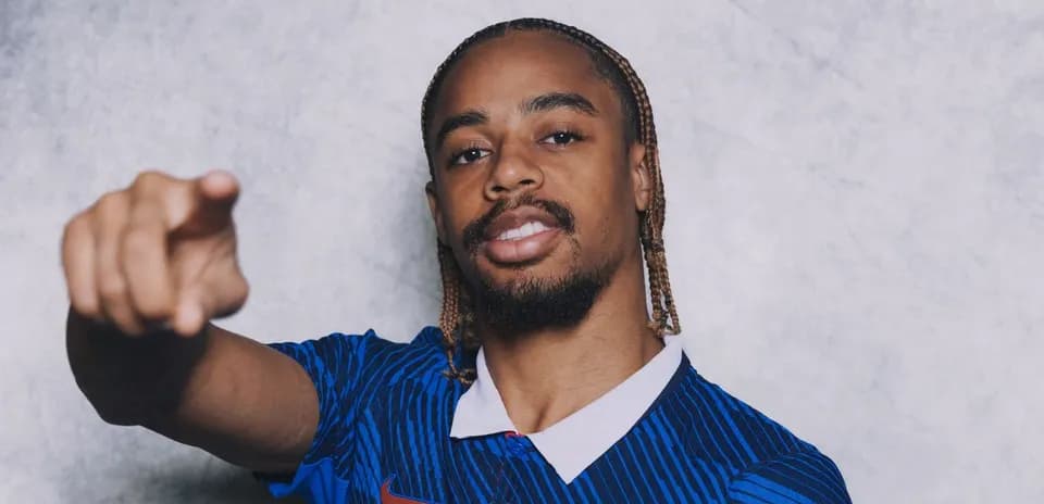 Jugador apuntando mientras viste camiseta azul