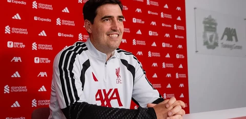 Entrenador hablando en conferencia de prensa en Liverpool