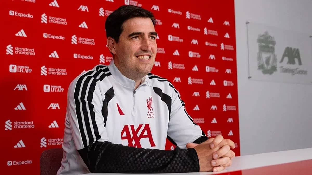 Entrenador hablando en conferencia de prensa en Liverpool