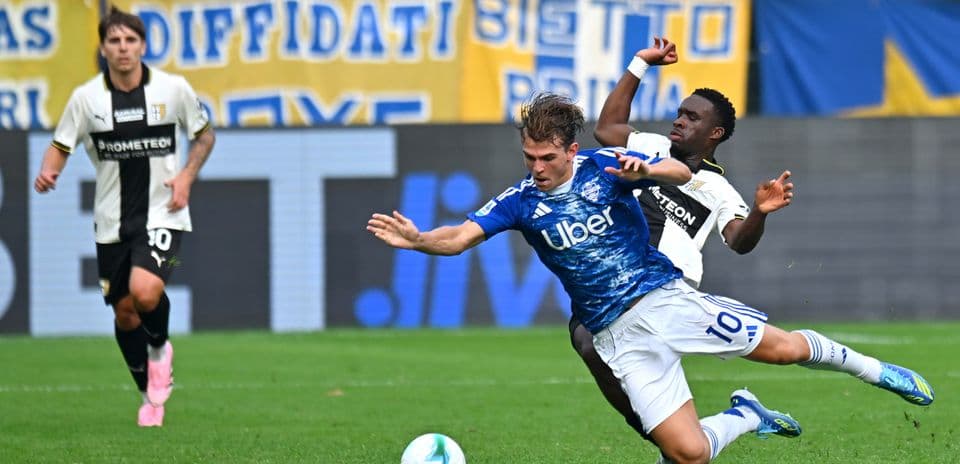 Jugador de Como cae tras una falta de Parma