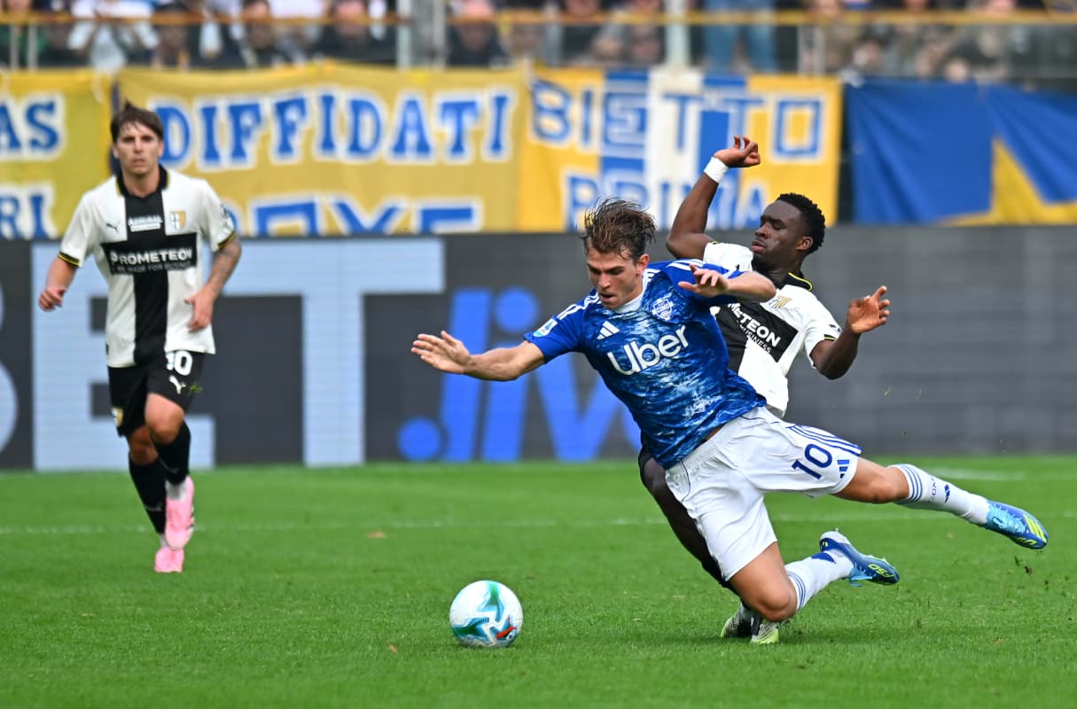 Jugador de Como cae tras una falta de Parma
