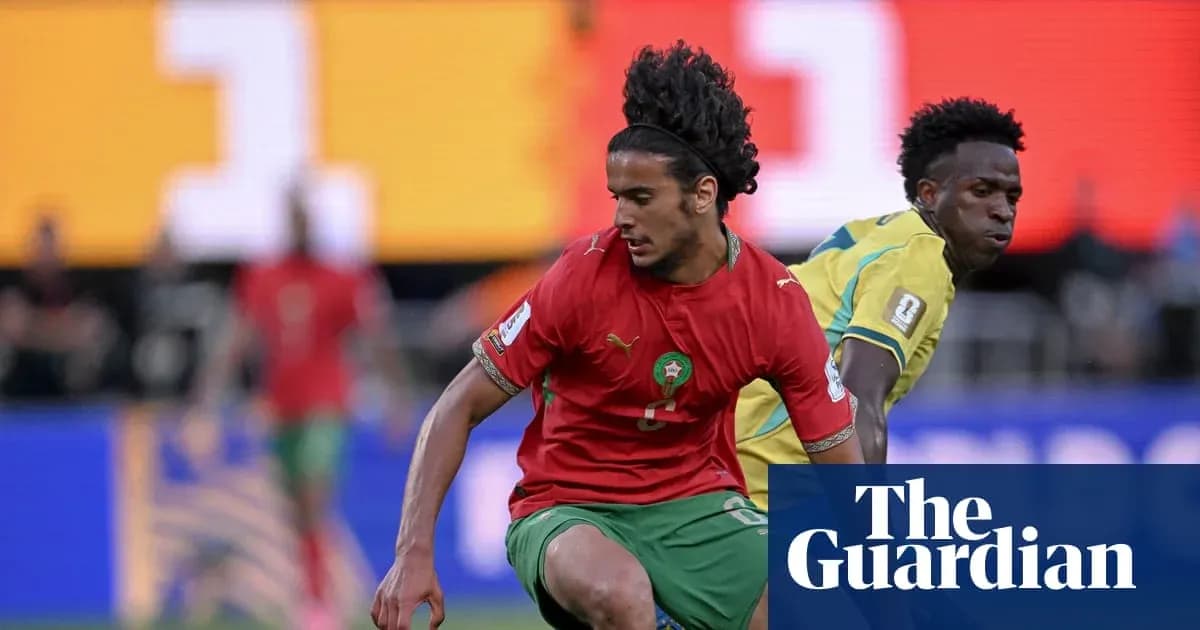 Jugador de Marruecos driblando a oponente en el partido
