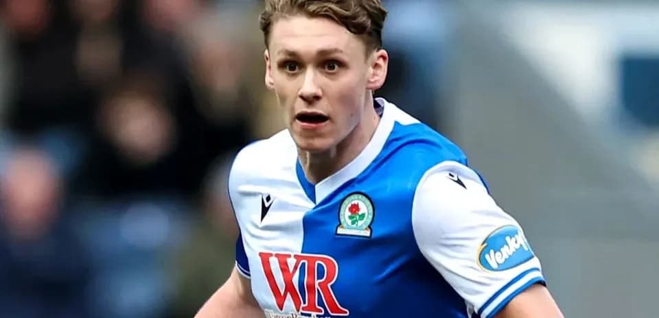 Jugador de Blackburn Rovers corriendo por el campo