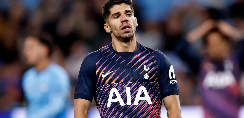 Jugador de Tottenham en el campo durante el partido