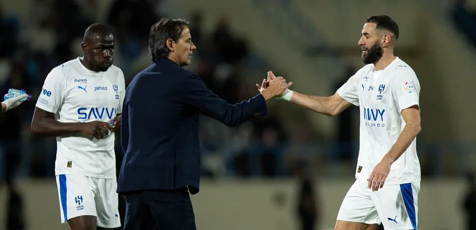 Entrenador saludando a jugador en el campo