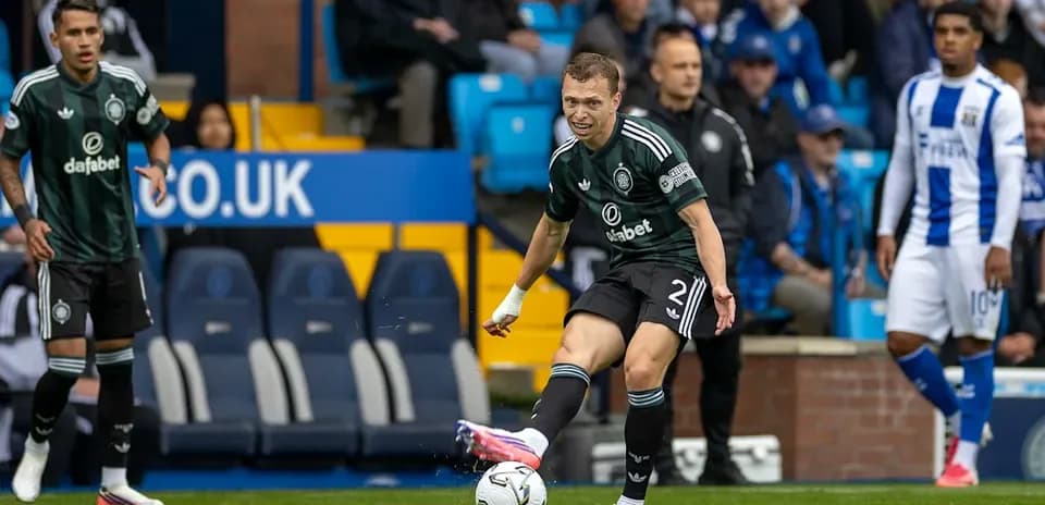 Jugador ejecutando un tiro libre en el partido