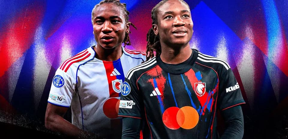 Dos jugadores de fútbol en camisetas de club