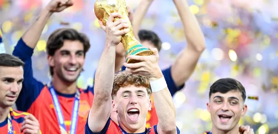 Jugador de España levantando el trofeo de la Copa Mundial