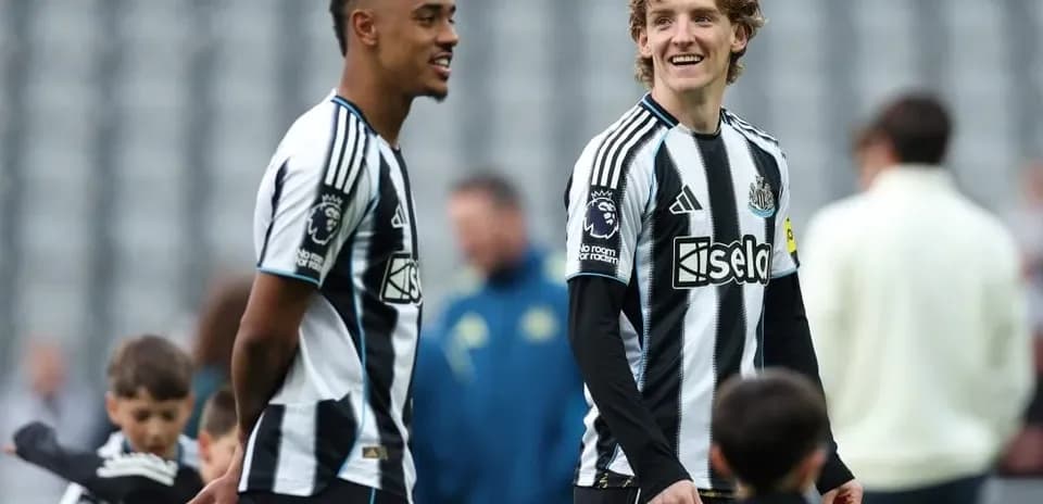 Jugadores de Newcastle conversando en el campo